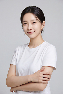 JPG 편집이미지 여자 포즈 티셔츠 실내 미소 뷰티 팔짱 흰색 의료성형뷰티 편집실사 AI인물포토 AI콘텐츠 컬러 셔츠 모션 표정 사람 내부 CG 파일형식 AI포토 상의 옷