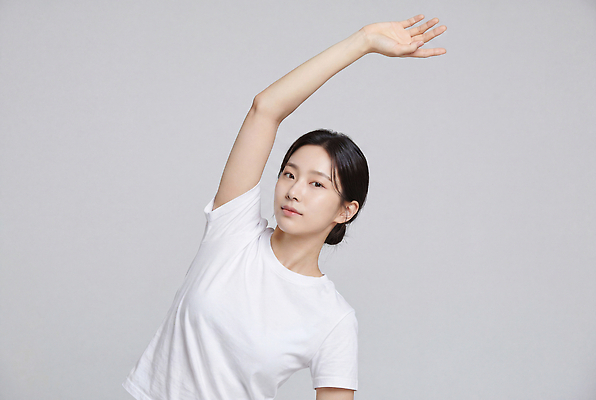 JPG 편집이미지 여자 포즈 티셔츠 실내 건강 운동 뷰티 헬스 스트레칭 흰색 체조 의료성형뷰티 편집실사 AI인물포토 AI콘텐츠 컬러 셔츠 사람 내부 CG 파일형식 AI포토 상의 옷
