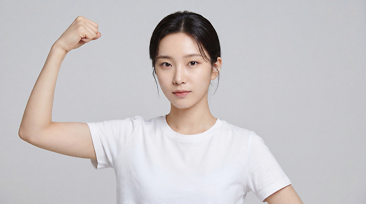 JPG 편집이미지 여자 티셔츠 표정 건강 뷰티 힘 흰색 보여주기 힘찬 의료성형뷰티 편집실사 AI인물포토 AI콘텐츠 컬러 컨셉 셔츠 모션 사람 CG 파일형식 AI포토 상의 옷