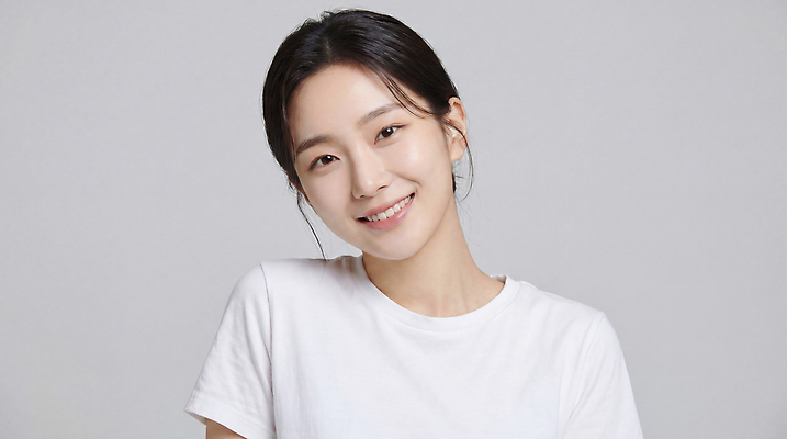 JPG 편집이미지 여자 행복 포즈 스튜디오 표정 미소 뷰티 흰색 의료성형뷰티 편집실사 AI인물포토 AI콘텐츠 감정 컬러 사람 CG 파일형식 AI포토
