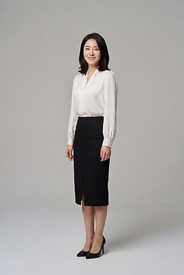 JPG 편집이미지 여자 구두 비즈니스 직장 서기 웃음 정장 성인 흰색 상담 의료성형뷰티 편집실사 AI인물포토 AI콘텐츠 옷 컬러 신발 회사 모션 표정 사람 CG 파일형식 AI포토