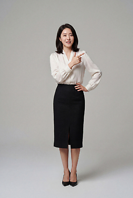 JPG 모델 편집이미지 여자 포즈 비즈니스 스튜디오 웃음 정장 성인 치마 가리킴 상담 블라우스 의료성형뷰티 편집실사 AI인물포토 AI콘텐츠 옷 상의 하의 표정 사람 손짓 CG 파일형식 AI포토