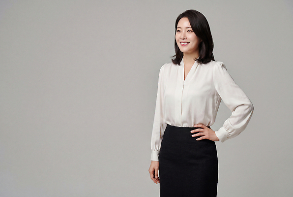 JPG 편집이미지 여자 포즈 비즈니스 회색배경 직장 미소 정장 성인 상담 의료성형뷰티 편집실사 AI인물포토 AI콘텐츠 옷 백그라운드 회사 표정 사람 회색 CG 파일형식 AI포토