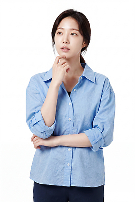 컬러 상의 사람 라이프 생활 CG 파일형식 AI포토 여자 표정 셔츠 생각 파란색 편집실사 JPG 편집이미지 일상 라이프스타일 의료성형뷰티 AI인물포토 AI콘텐츠