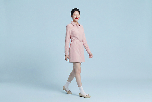 JPG 모델 편집이미지 드레스 여자 패션 분홍색 포즈 신발 일상 사진촬영 오브젝트 워킹 의료성형뷰티 스타일 오오티디 편집실사 AI인물포토 AI콘텐츠 옷 컬러 사람 라이프 촬영 CG 신조어 파일형식 AI포토 생활 유행어 유행