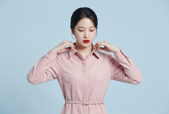옷 패션 꽃 컬러 표정 사람 라이프 CG 신조어 파일형식 AI포토 여자 원피스 분홍색 카라 정리 스타일 포즈 이미지 모델 촬영 미소 편집이미지 편집실사 JPG 의료성형뷰티 오오티디 일상 AI인물포토 AI콘텐츠