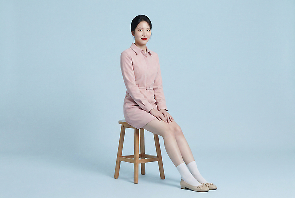 패션 컬러 가구 모션 사람 라이프 CG 신조어 파일형식 AI포토 모델 의자 분홍색 앉기 포즈 옷 스타일 여자 신발 양말 편집이미지 편집실사 JPG 의료성형뷰티 오오티디 일상 AI인물포토 AI콘텐츠