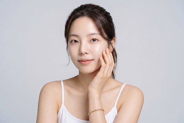 JPG 모델 편집이미지 여자 포즈 스튜디오 표정 사람 민소매 뷰티 흰색 프로필 의료성형뷰티 편집실사 AI인물포토 AI콘텐츠 컬러 상의 CG 파일형식 AI포토