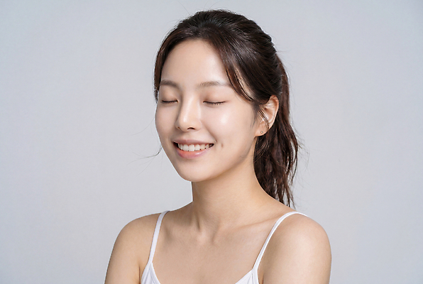 JPG 모델 편집이미지 여자 포즈 스튜디오 표정 미소 웃음 민소매 뷰티 눈감음 흰색 뷰티풀 프로필 의료성형뷰티 편집실사 AI인물포토 AI콘텐츠 컬러 상의 모션 사람 CG 파일형식 AI포토