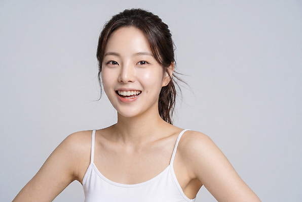 JPG 모델 편집이미지 여자 포즈 밝음 미소 웃음 민소매 뷰티 흰색 프로필 의료성형뷰티 편집실사 AI인물포토 AI콘텐츠 컬러 상의 표정 사람 CG 파일형식 AI포토
