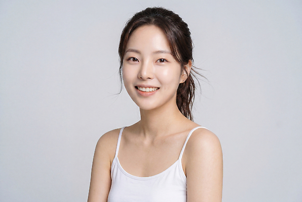 JPG 모델 편집이미지 여자 스튜디오 미소 웃음 사람 민소매 뷰티 흰색 프로필 의료성형뷰티 편집실사 AI인물포토 AI콘텐츠 컬러 상의 표정 CG 파일형식 AI포토