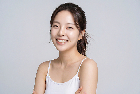 JPG 모델 편집이미지 여자 포즈 미소 여름 민소매 뷰티 팔짱 흰색 프로필 의료성형뷰티 편집실사 AI인물포토 AI콘텐츠 계절 컬러 상의 모션 표정 사람 CG 파일형식 AI포토