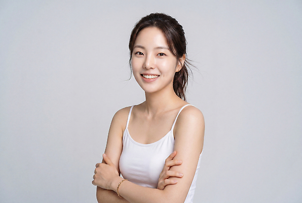 JPG 모델 편집이미지 여자 포즈 미소 사람 상반신 민소매 뷰티 흰색 프로필 의료성형뷰티 편집실사 AI인물포토 AI콘텐츠 컬러 상의 표정 CG 파일형식 AI포토