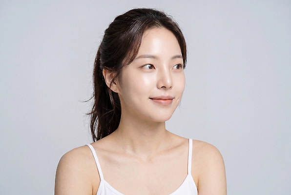 JPG 모델 편집이미지 여자 포즈 미소 민소매 뷰티 흰색 프로필 의료성형뷰티 편집실사 AI인물포토 AI콘텐츠 컬러 상의 표정 사람 CG 파일형식 AI포토