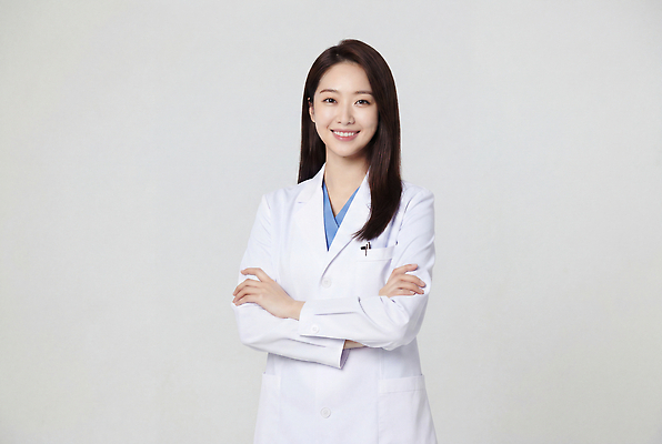 JPG 편집이미지 여자 의학 건강 미소 웃음 팔짱 의사 전문직 의료성형뷰티 편집실사 AI인물포토 AI콘텐츠 직업 모션 표정 사람 의료진 CG 파일형식 AI포토