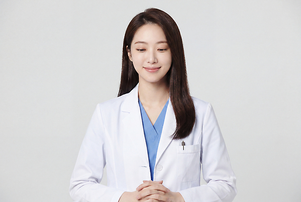 JPG 편집이미지 직업 여자 의학 표정 건강 진료 의사 흰색 가운 전문 의료성형뷰티 편집실사 AI인물포토 AI콘텐츠 옷 컬러 사람 의료진 CG 파일형식 AI포토