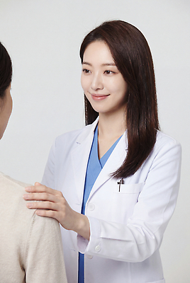 JPG 편집이미지 여자 의학 건강 대화 치료 진료 환자 의사 전문직 상담 의료성형뷰티 대면 편집실사 AI인물포토 AI콘텐츠 직업 말하기 사람 의료진 CG 파일형식 AI포토