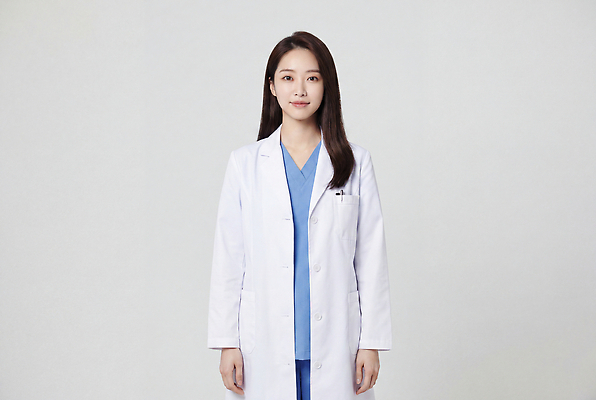 JPG 편집이미지 직업 여자 의학 건강 병원 의사 전문직 의료성형뷰티 편집실사 AI인물포토 AI콘텐츠 사람 의료진 CG 파일형식 AI포토