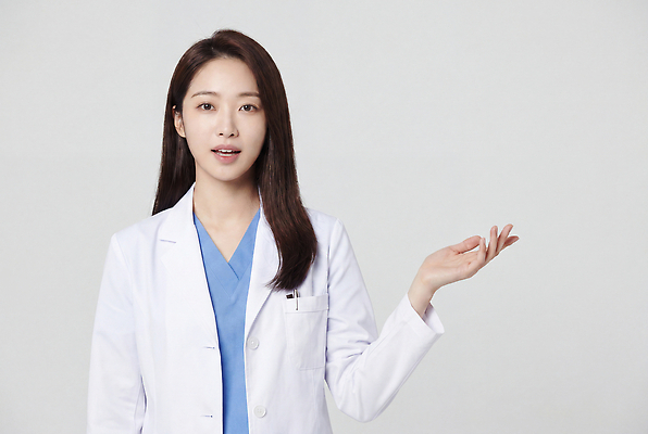 JPG 편집이미지 여자 의학 건강 설명 진료 의사 상담 의료성형뷰티 편집실사 AI인물포토 AI콘텐츠 모션 사람 의료진 CG 파일형식 AI포토
