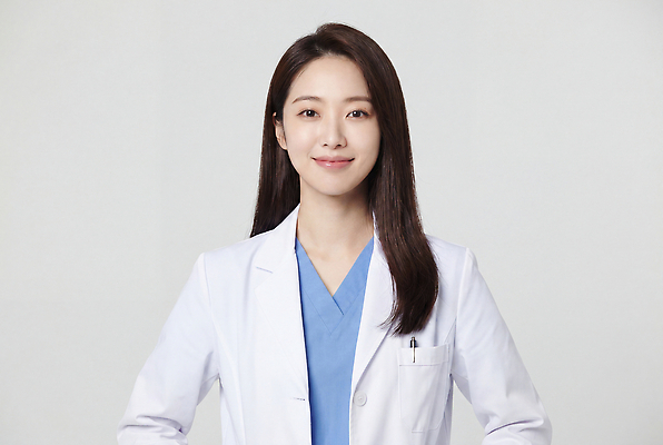 JPG 편집이미지 여자 의학 건강 병원 미소 환자 의사 전문직 여의사 의료성형뷰티 편집실사 AI인물포토 AI콘텐츠 직업 표정 사람 의료진 CG 파일형식 AI포토