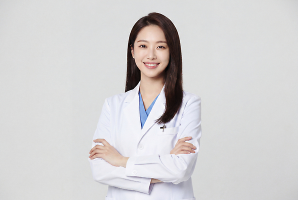 JPG 편집이미지 여자 의학 미소 팔짱 의사 가운 자신감 전문직 의료성형뷰티 편집실사 AI인물포토 AI콘텐츠 직업 옷 감정 모션 표정 사람 의료진 CG 파일형식 AI포토