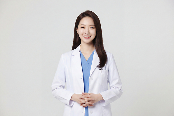JPG 편집이미지 여자 의학 친절 병원 웃음 의사 가운 전문 의료성형뷰티 편집실사 AI인물포토 AI콘텐츠 옷 표정 사람 의료진 CG 파일형식 AI포토