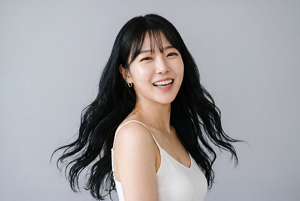 JPG 편집이미지 여자 감정 얼굴 포즈 미소 웃음 머리카락 머리 사진촬영 편안함 뷰티풀 의료성형뷰티 스타일 편집실사 AI인물포토 AI콘텐츠 표정 사람 신체부위 촬영 감각 CG 파일형식 AI포토