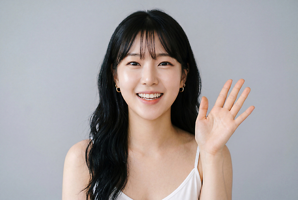 JPG 편집이미지 손 여자 표정 미소 사람 귀걸이 촬영 회색 인사 의료성형뷰티 편집실사 AI인물포토 AI콘텐츠 컬러 장신구 신체부위 예절 CG 파일형식 AI포토