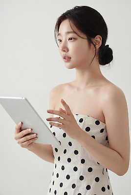 JPG 모델 편집이미지 여자 실내 설명 사람 태블릿 촬영 의료성형뷰티 편집실사 AI인물포토 AI콘텐츠 모션 내부 전자제품 스마트기기 CG 파일형식 AI포토