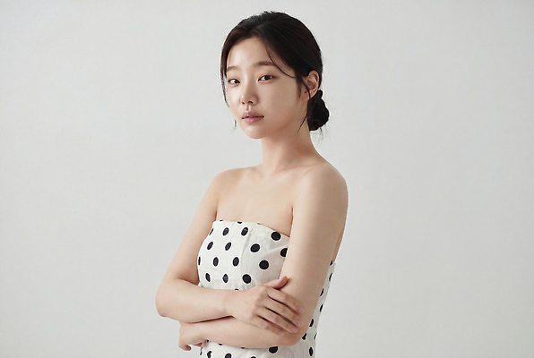 JPG 편집이미지 여자 패션 포즈 백그라운드 생각 사람 팔짱 사진촬영 물결무늬 의료성형뷰티 스타일 차분 편집실사 AI인물포토 AI콘텐츠 물결 컨셉 무늬 모션 촬영 CG 파일형식 AI포토