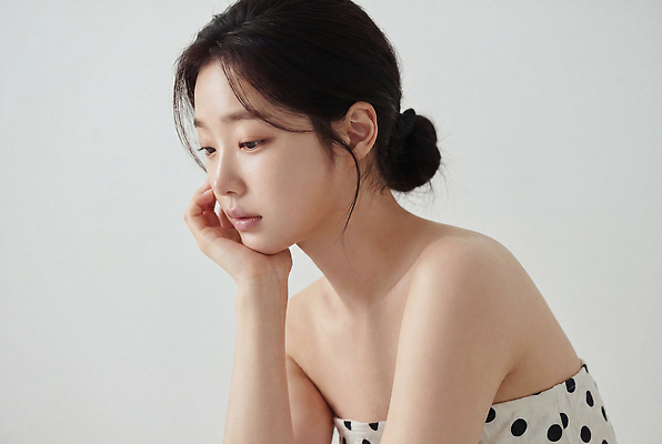 JPG 편집이미지 긴머리 손 여자 감정 얼굴 생각 표정 사람 상반신 분위기 집중 단순화된 의료성형뷰티 편집실사 AI인물포토 AI콘텐츠 헤어스타일 컨셉 신체부위 CG 파일형식 AI포토