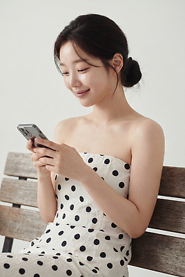 JPG 모델 편집이미지 여자 실내 표정 스마트폰 편안함 확인 의료성형뷰티 편집실사 AI인물포토 AI콘텐츠 사람 내부 핸드폰 스마트기기 감각 CG 파일형식 AI포토 전자제품