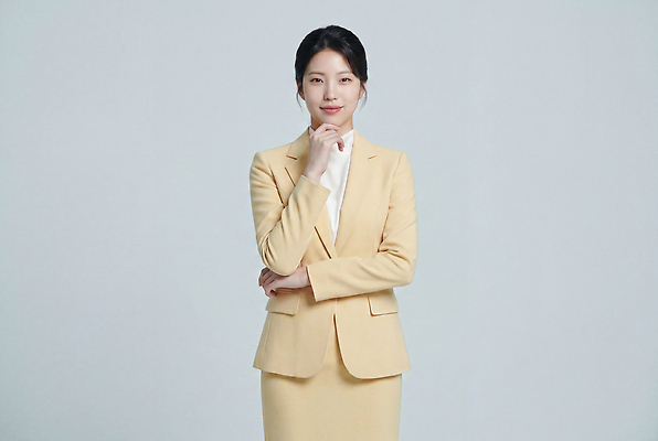 JPG 편집이미지 여자 비즈니스 표정 정장 턱 전문 의료성형뷰티 편집실사 AI인물포토 AI콘텐츠 옷 사람 CG 파일형식 AI포토