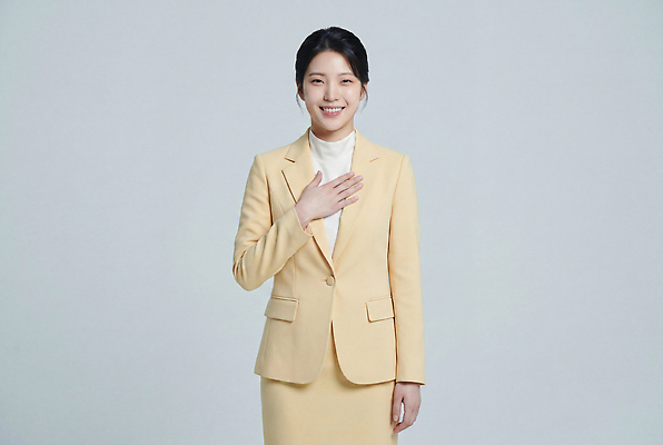 JPG 편집이미지 손 여자 포즈 비즈니스 표정 정장 노란색 자신감 의료성형뷰티 편집실사 AI인물포토 AI콘텐츠 옷 감정 컬러 사람 신체부위 CG 파일형식 AI포토