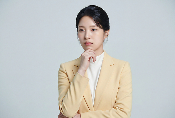 JPG 편집이미지 여자 포즈 생각 사람 정장 촬영 집중 의료성형뷰티 편집실사 AI인물포토 AI콘텐츠 옷 컨셉 CG 파일형식 AI포토