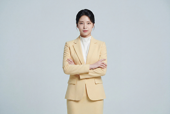 JPG 편집이미지 여자 포즈 비즈니스 스튜디오 직장 정장 팔짱 의료성형뷰티 스타일 편집실사 AI인물포토 AI콘텐츠 옷 회사 모션 사람 CG 파일형식 AI포토
