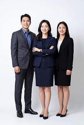 JPG 편집이미지 여자 남자 포즈 비즈니스 회의 협력 미소 정장 세명 사무실 전문직 프로필 의료성형뷰티 편집실사 AI인물포토 AI콘텐츠 직업 옷 표정 사람 CG 파일형식 AI포토