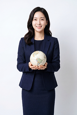 JPG 편집이미지 여자 비즈니스 정장 글로벌 지구본 자신감 의료성형뷰티 편집실사 AI인물포토 AI콘텐츠 옷 감정 사람 CG 파일형식 AI포토
