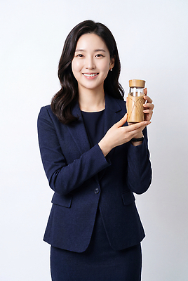 JPG 편집이미지 손 여자 포즈 미소 정장 촬영 오브젝트 의료성형뷰티 편집실사 AI인물포토 AI콘텐츠 옷 표정 사람 신체부위 CG 파일형식 AI포토