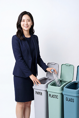 JPG 편집이미지 여자 재활용 쓰레기 청소 분리수거 플라스틱병 플라스틱통 의료성형뷰티 편집실사 AI인물포토 AI콘텐츠 통 사람 병 플라스틱 CG 친환경 파일형식 AI포토 식기 재질 환경