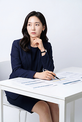 JPG 편집이미지 여자 생각 탁자 회의 직장 사무실 펜 업무 준비 면접 문서 의료성형뷰티 차분 편집실사 AI인물포토 AI콘텐츠 가구 컨셉 회사 비즈니스 사람 필기구 작업 CG 파일형식 AI포토 생활용품 문구용품 오브젝트
