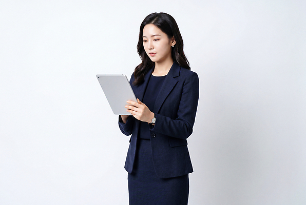 JPG 편집이미지 여자 직장 태블릿 자료 정보 작업 집중 확인 의료성형뷰티 편집실사 AI인물포토 AI콘텐츠 컨셉 회사 사람 전자제품 스마트기기 CG 파일형식 AI포토 비즈니스