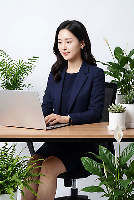 JPG 식물 편집이미지 직업 여자 의자 정장 노트북 컴퓨터 사무실 업무 작업 사무 책상 의료성형뷰티 편집실사 AI인물포토 AI콘텐츠 옷 가구 비즈니스 사람 전자제품 CG 파일형식 AI포토 생활용품 오브젝트