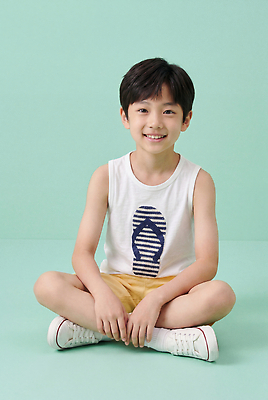 JPG 편집이미지 패션 어린이 포즈 티셔츠 바닥 웃음 앉기 소년 여름 의료성형뷰티 편집실사 AI인물포토 AI콘텐츠 계절 남자 셔츠 모션 표정 사람 CG 파일형식 AI포토 상의 옷