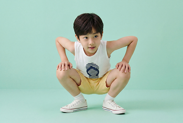 JPG 편집이미지 옷 어린이 포즈 운동화 반바지 놀이 실내 소년 여름 촬영 즐거움 민트색 의료성형뷰티 편집실사 AI인물포토 AI콘텐츠 계절 남자 감정 컬러 신발 바지 사람 내부 CG 파일형식 AI포토 하의