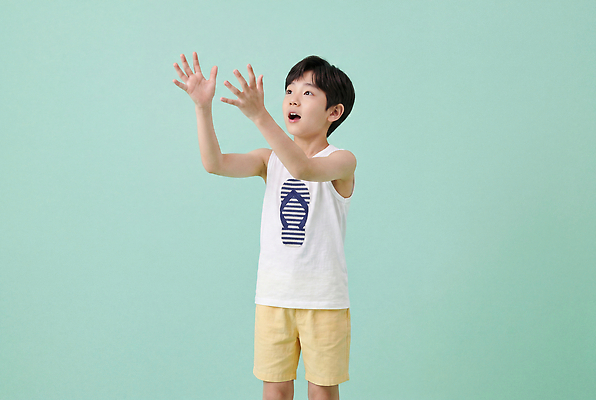 JPG 편집이미지 행복 어린이 포즈 티셔츠 반바지 놀이 소년 여름 즐거움 밝은색 의료성형뷰티 편집실사 AI인물포토 AI콘텐츠 계절 남자 감정 셔츠 바지 사람 CG 파일형식 AI포토 상의 하의 옷