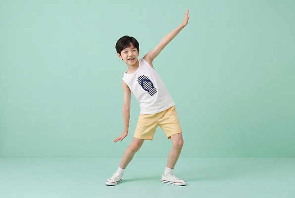 JPG 편집이미지 옷 어린이 신발 반바지 웃음 사람 소년 여름 반팔티셔츠 춤 즐거움 의료성형뷰티 편집실사 AI인물포토 AI콘텐츠 계절 남자 감정 티셔츠 바지 문화예술 표정 CG 파일형식 AI포토 셔츠 하의 상의