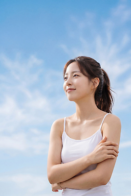 JPG 편집이미지 옷 여자 행복 감정 자연 하늘 날씨 밝음 서기 미소 사람 원근감 순간 의료성형뷰티 편집실사 AI인물포토 AI콘텐츠 뷰포인트 모션 표정 CG 생태계 파일형식 AI포토