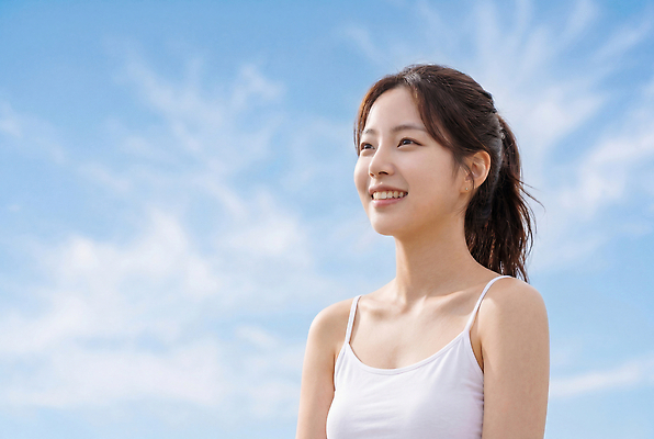 JPG 편집이미지 응시 여자 감정 자연 하늘 바람 서기 미소 야외 일상 청춘 햇빛 자유 의료성형뷰티 편집실사 AI인물포토 AI콘텐츠 자연요소 시선 컨셉 모션 날씨 표정 사람 라이프 빛 CG 생태계 파일형식 AI포토 생활
