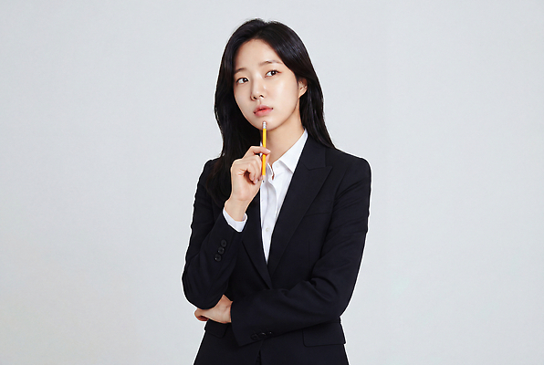 JPG 편집이미지 여자 생각 휴식 정장 펜 깨끗함 전문직 집중 의료성형뷰티 편집실사 AI인물포토 AI콘텐츠 직업 옷 컨셉 사람 필기구 CG 파일형식 AI포토 문구용품 오브젝트